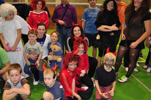 Předvánoční turnaj v Hradci a čertovský badminton v LA